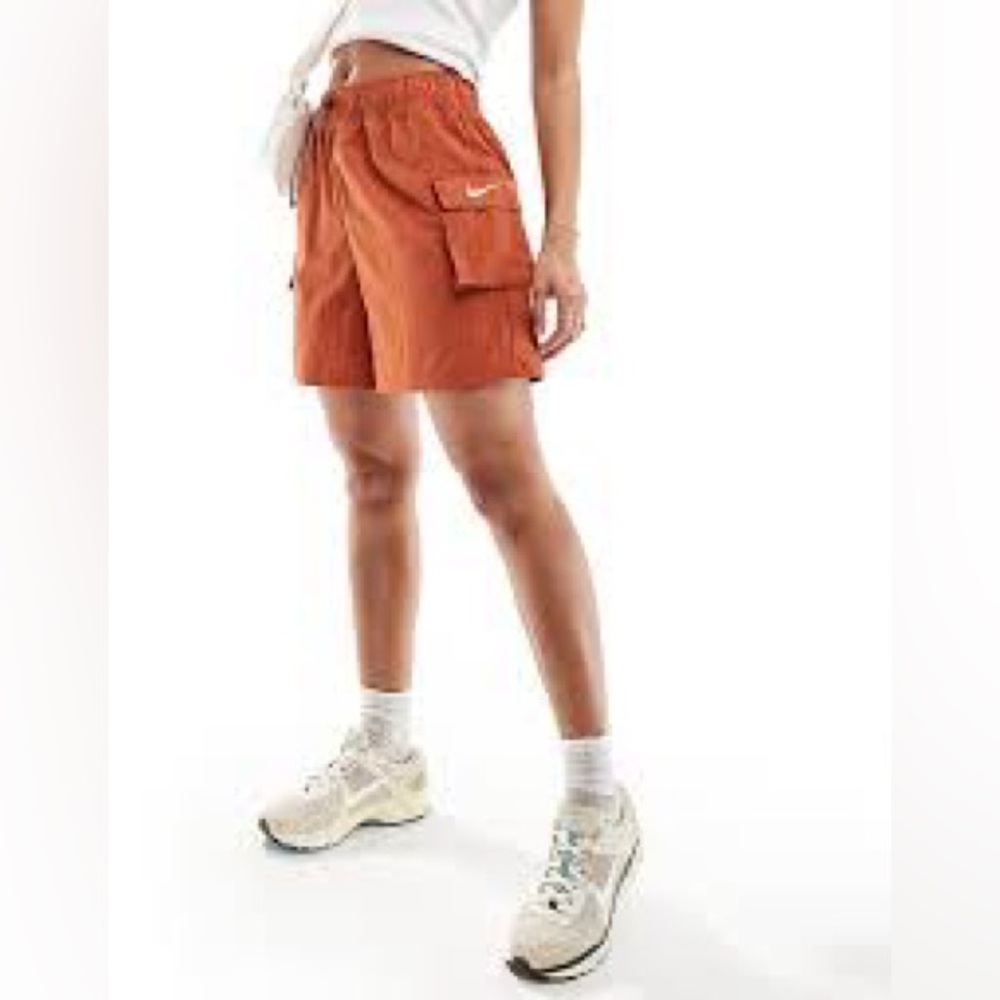 Nike loose fit high rise cargo shorts orange rust women’s size small new casual